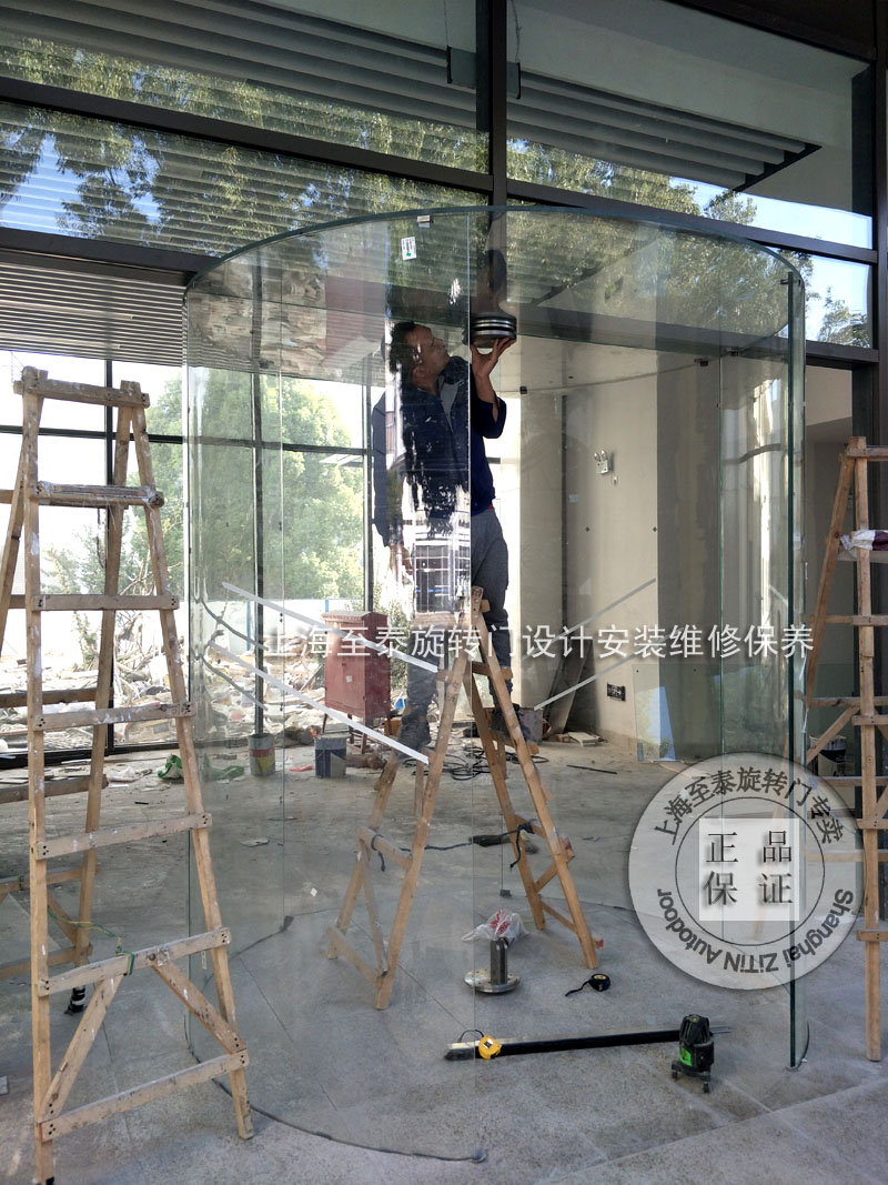 交通大學水晶旋轉門